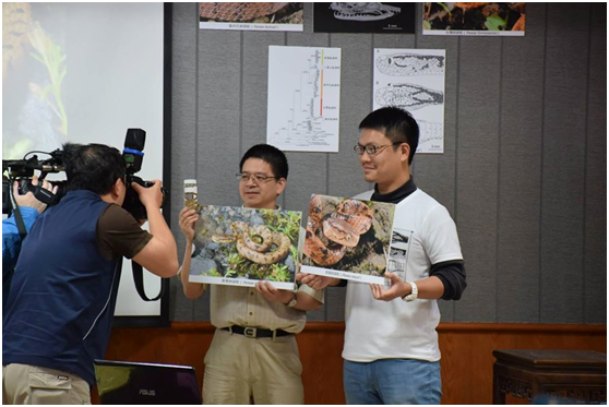 臺灣師範大學生命科學系研究團隊2015年04月10日發表在雪山山脈發現新物種「泰雅鈍頭蛇」,游崇瑋(右)與指導教授林思民(左)。 呂嘉偉/攝 ( 游崇瑋/提供)