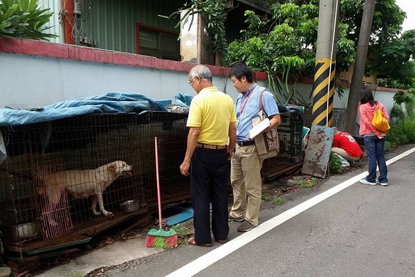 台南市動保處人員到「世界蛇王教育農場」實地了解。 徐滿惠/提供