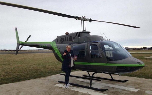 賈妮斯花費750英鎊雇用直升機搜尋，可惜沒能找到愛犬。取自網路