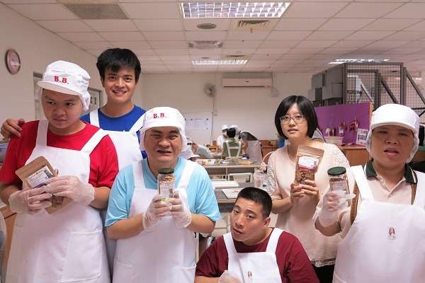 瑞復益智中心竭誠希望飼主支持凹喵手作寵物零食。  蕭士塔/攝