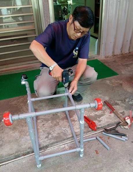 朱紀庭為淡水流浪動物之家的車禍癱瘓狗，以一週的時間製成水管輪椅，他說:「我可以，一般飼主也可以。」   新北市動保處/提供