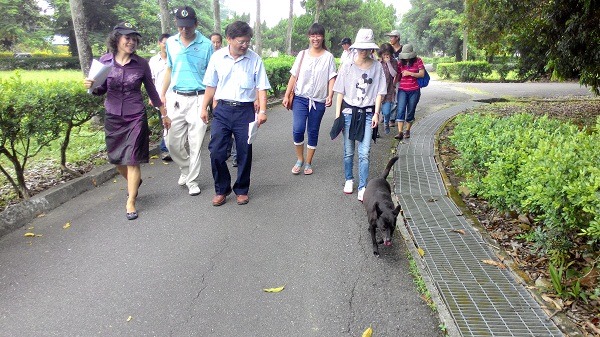 有來賓造訪水庫，小黑一定在前帶隊引領。  蕭士塔/攝