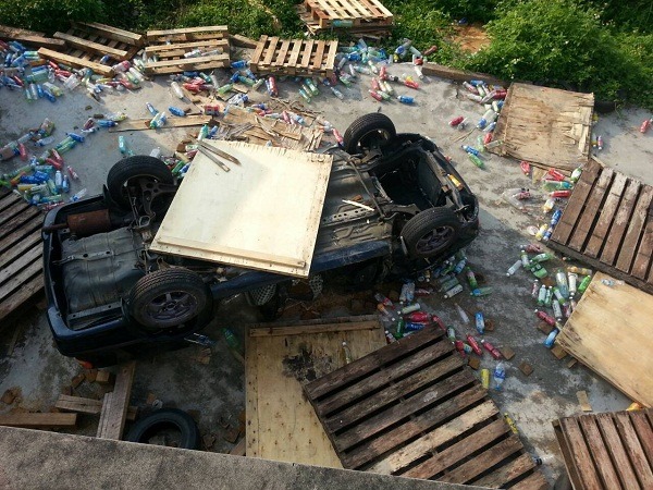 搜救犬大會考，得歷經瓦礫、廢輪胎、 車輛、涵管、土石流半倒房舍、全倒房舍、爆破後現場等測試，有如闖五關、斬六將。