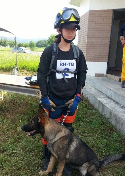 國際間搜救犬的品重,以德國狼犬最常見。圖為新北市搜救隊領犬員徐雅鈴和搜救犬。 曾大年/攝