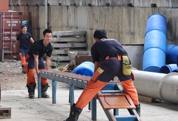 IRO評鑑制度中有走水平梯的項目，訓練搜救犬可以空越鏤空的柵板，但難度不及走鋼索。 李娉婷 /攝