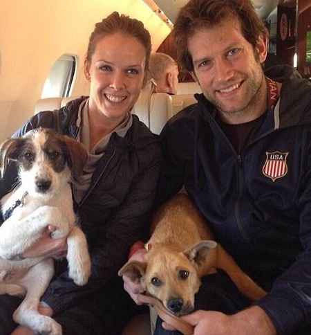美國冰上曲棍球明星大衛百克斯(David Backes)和妻子，抱回2隻索契流浪狗。取自網路