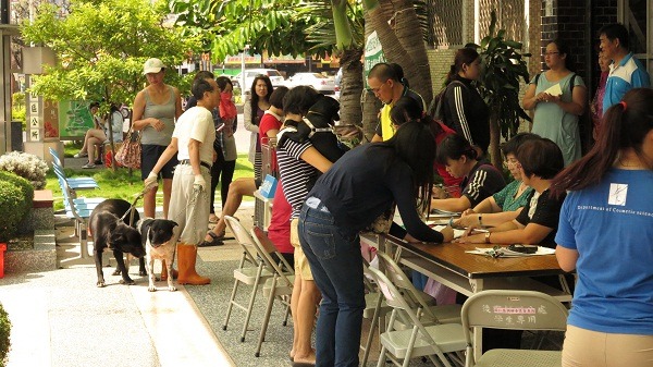 台南市推出的「好康動保單　免費寵物險」犬貓源頭管理三合一方案獲廣大迴響。  蕭士塔/攝