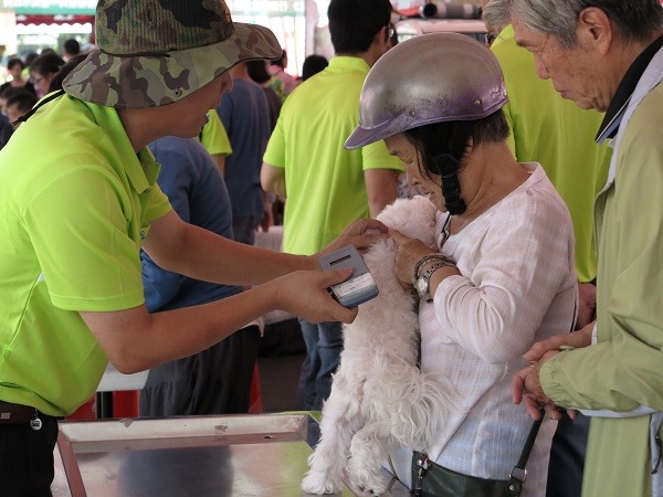 台南市動保處去年舉辦的假日農市宣導活動，吸引許多民眾參加，今年優惠更多，人潮勢必更踴躍。　蕭士塔/攝