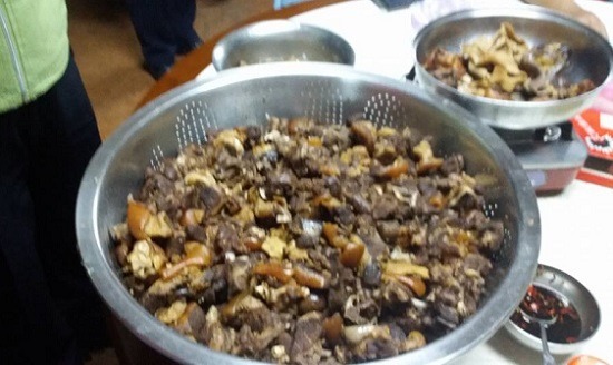 動保人士查獲的狗肉料理。  徐滿惠/提供