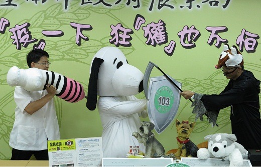台南市動保處呼籲替家犬注射狂犬病疫苗，以全面防堵疫情。　蔡宗明/攝