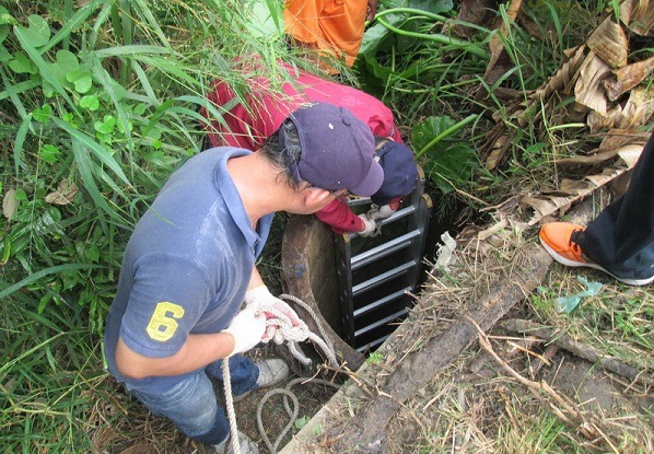 管制隊員救援台南市南化區一隻掉落古井內的大型狗。 蕭士塔/攝