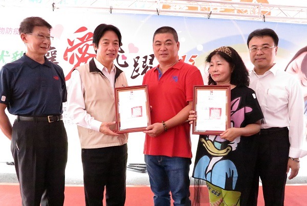 賴清德市長頒獎表揚7個動保團體，圖中受獎者為台南市尊重動物生命協會理事長鄭聰維(右三)、總幹事李惠文(右二)。 蕭士塔/攝