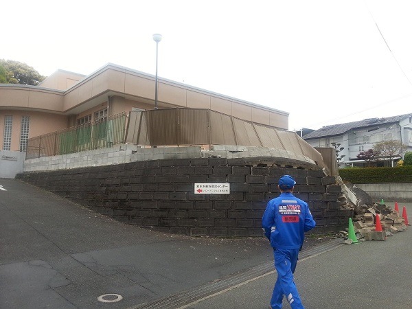 熊本市立動物收容所外牆損毀嚴重。 取自福岡縣獸醫師會臉書