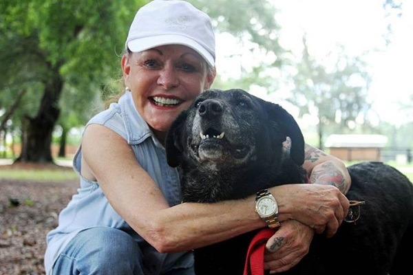 箭牌口香糖繼承人海倫•羅斯伯格（Helen Rosburg）收養了雷蒂，讓牠住進位於佛羅里達州的豪華新家。   取自網路