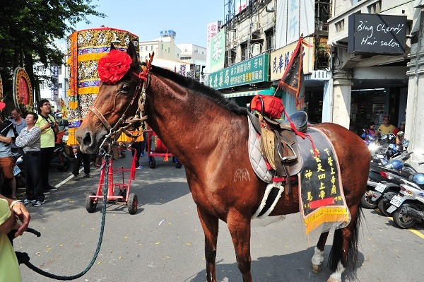 王馬是敬神廟會很重要的陣頭(此為示意圖,並非新聞中失控的王馬)。蕭士塔/攝