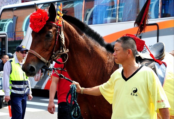 王馬大都是廟會陣頭老將,已習慣鞭炮聲震耳欲聾及擁擠人潮(此為示意圖,並非新聞中失控的王馬)。 蕭士塔/攝