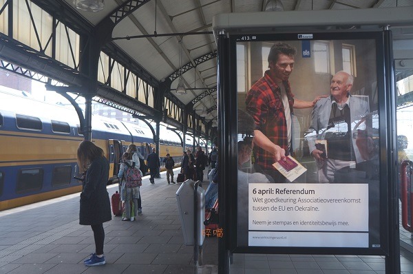 火車站裡的公投海報。碎嘴/攝