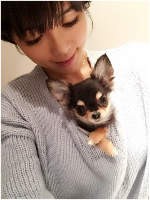 釋由美子與上個月猝死的愛犬「心兒」。 取自釋由美子部落格