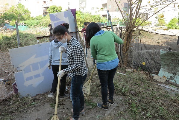 協助清掃民間收容所的勞務工作，讓同學汗流浹背，體驗深刻。蕭士塔/攝