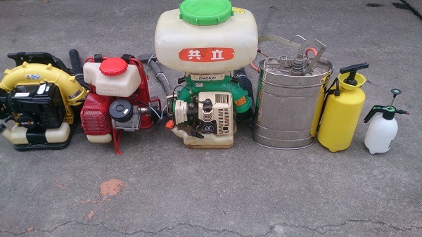 噴灑消毒劑的器材，大大小小，種類繁多。  作者/提供