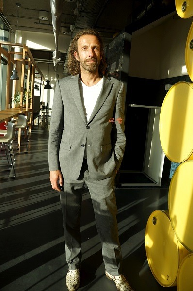 代表荷蘭綠色和平組織接受專訪的廣宣人員赫倫(Michiel van Geelen)。碎嘴/攝