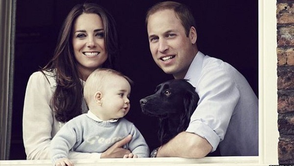 2014年的全家福，當時8個月大的喬治小王子，讓大家看到了他有多喜愛盧珀。取自網路