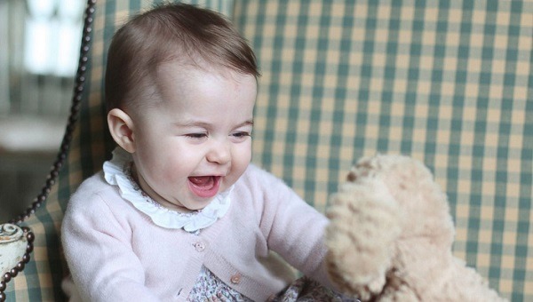 已經滿一歲的夏綠蒂小公主，至今沒有跟盧珀的任何合影，令人不解。取自網路