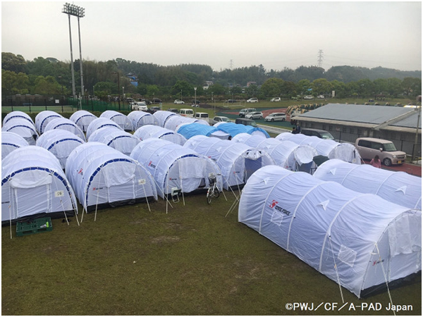 4月20日，PWJ在益城町綜合體育館外搭建38座小型帳篷。 取自PWJ