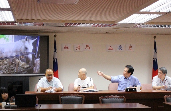 立法委員陳學聖8月召開「血清馬血淚史」記者會時,獲知現役血清馬必須另外找安身處的困境,允諾幫忙。 李娉婷/攝