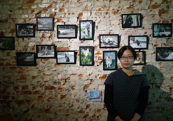 謝小伶正在台南舉辦「喵‧告白」攝影聯展。   蕭士塔/攝