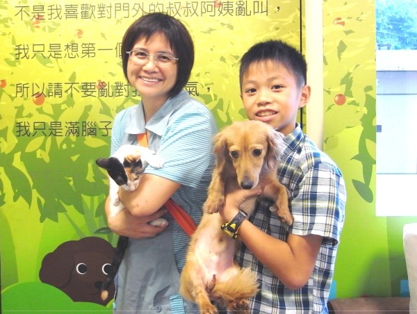 幸福喲 !小臘腸、小花貓今天找到新媽媽陳品溱和小哥哥，媽媽學過寵物美容，小哥哥立志當獸醫，都是犬貓兄妹組的福利。  內湖動物之家/提供