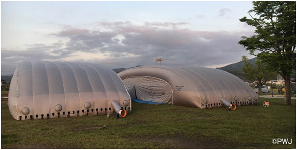 日本和平之風與纖維大廠帝人株式會社共同研發的充氣式避難所,每座可收容70人。 取自PWJ