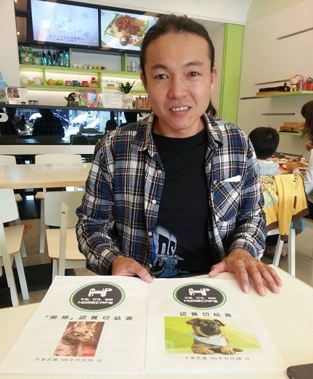 林孟勳愛狗成癡，開設餐廳作為流浪貓狗的認養平台，店內備有認養切結書，完成填寫後就可帶回投緣的貓狗。 曾大年/攝