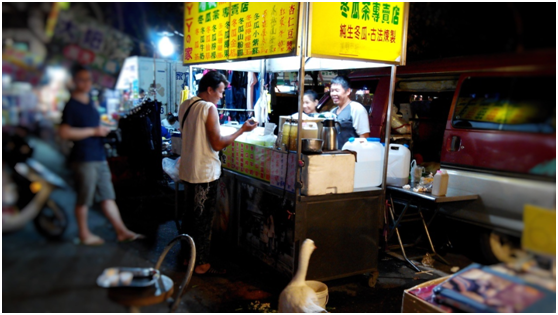 ㄧㄚㄧㄚ氣定神閒地在行動飲料攤附近巡守，還會對客人嘎嘎嘎打招呼。但若感受到危險或不想被打擾，就會往攤子後面走去。瑭芯/攝