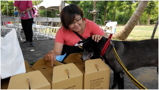 園區一開幕，就被張小姐領養了3隻小貓，愛貓的她表示用行動支持動保處，同時邀請大家一同以認養代替購買。瑭芯/攝