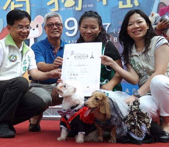 高市農業局長蔡復進與多名市議員,共同見證毛孩子LULU與麻糬、弟弟與球球的文定之喜。 丁德/攝