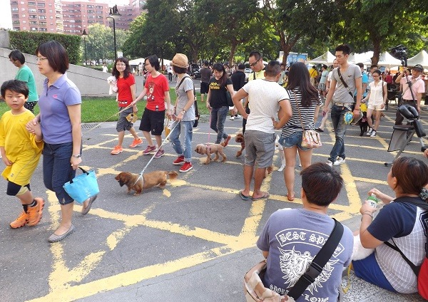 飼主與毛孩子一起參與大遊行，宣導好主人「領養不棄養」、「寵物要登記」等觀念。　丁德／攝