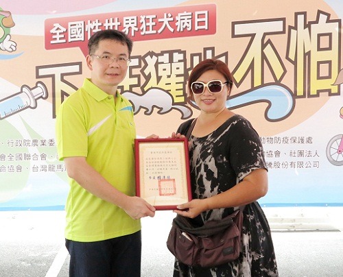 台南市動保處副處長吳名彬頒發獎狀感謝徐滿惠(右)協助動保業務。   蕭士搭/攝