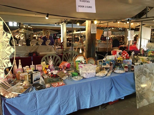 在聖誕市集上為「小熊」天竺鼠收容中心募款的攤位。照片來源:小熊天竺鼠收容中心臉書