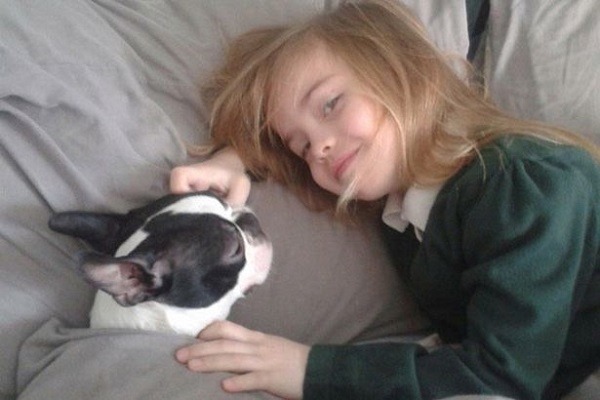 7歲的英國小女孩克爾和3歲的盲犬多莉感情非常好。這是在多莉失蹤前拍下的照片。  取自網路