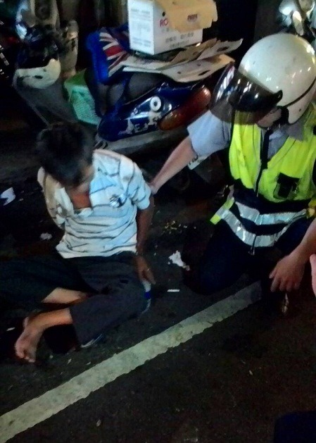 林姓無照攤商在沒入過程中出手搶奪犬隻，涉嫌妨害公務，遭警方以妨害公務移送法辦。 新北動保處/提供