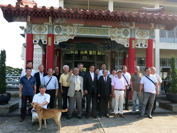 日本各界參訪團來到烏山頭水庫，免不了要拍張賓主合照，而其中幾乎都有來福的身影。   蕭士塔/攝   