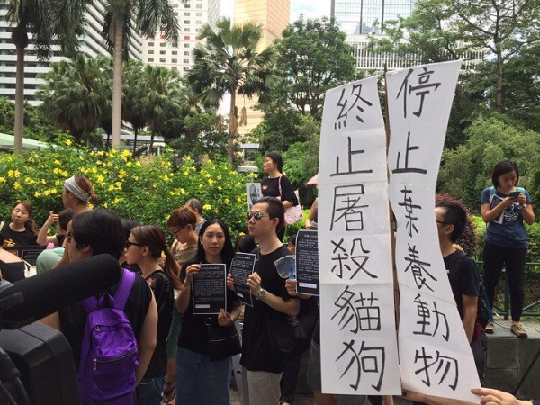 為了抗議玉林狗肉節，香港愛護動物人士於6月28日一律穿著黑衫上街頭。取自網路