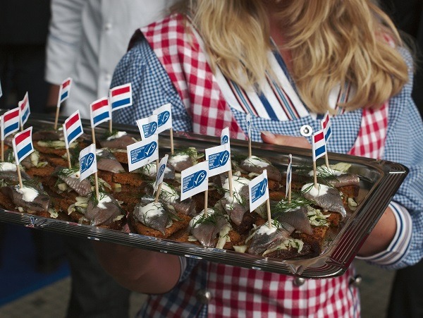 有MSC永續海產標章的荷蘭名產：鯡魚生魚片。 照片來源：Marine Stewardship Council Benelux ＞