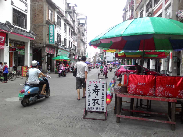 離夏至「玉林狗肉節」登場的日子沒幾天了，玉林市目前少了往年隨處可見的狗肉攤和狗眅畫面。  台灣動保志工/提供