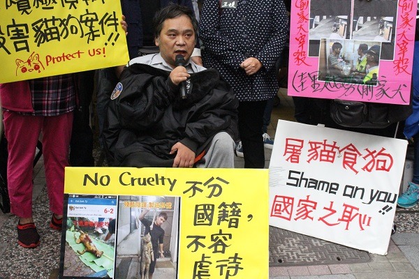 部分動保團體和動保志工在2015年11月2日，曾前往越南經濟文化辦事處遞交抗議書，要求越辦人員約束越南移工的行為。 李娉婷/攝