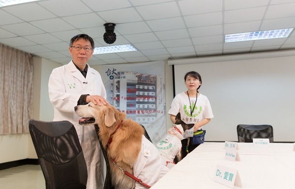 惺惺相惜!醫界出身的柯P市長，顯然對狗醫生特別有好感。台北市動保處/提供