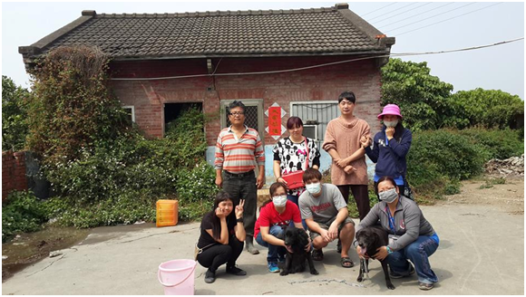 由於張愛媽傷勢不輕，確定短期無法恢復，志工愛心接力幫忙打掃，清洗，照顧22隻毛孩們。　武藤/提供