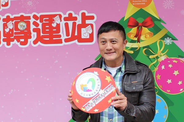 寵物業者近年積極投入公益活動，樹立好形象。圖為本文作者參加幸福轉運站的流浪犬貓認養活動。  何宜/攝