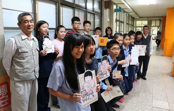 感謝同學對流浪狗的愛心，中華民國保護動物協會由秘書長黃慶榮(左)前往頒贈感謝狀。 蔡亞君/攝